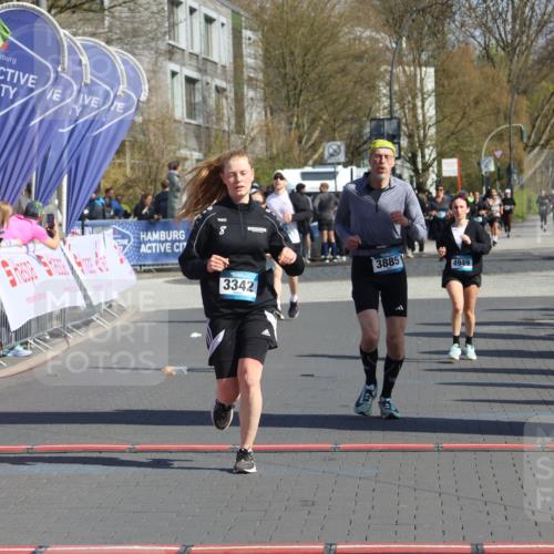 12.04.2026 - 45. Internationalen Wilhelmsburger Insellauf Strokosch-Dieckow http://msf.ph/oto/9460112 12.04.2026 11:07:30 Ziel 3342, 3885, 2777, 4949 meine-sportfotos.de