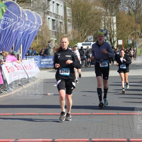 12.04.2026 - 45. Internationalen Wilhelmsburger Insellauf Strokosch-Dieckow http://msf.ph/oto/9460125 12.04.2026 11:07:30 Ziel 3342, 3885, 2777, 4949 meine-sportfotos.de