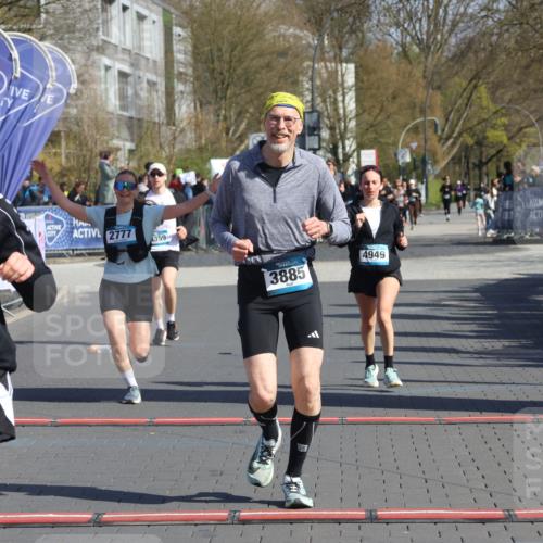 12.04.2026 - 45. Internationalen Wilhelmsburger Insellauf Strokosch-Dieckow http://msf.ph/oto/9460155 12.04.2026 11:07:32 Ziel 3342, 3885, 2777, 4949 meine-sportfotos.de