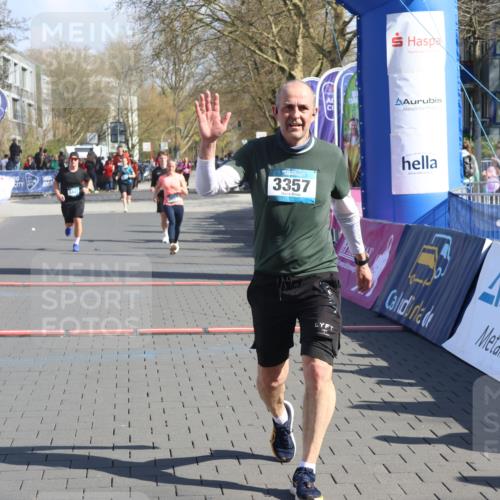12.04.2026 - 45. Internationalen Wilhelmsburger Insellauf Strokosch-Dieckow http://msf.ph/oto/9460164 12.04.2026 10:50:05 Ziel 3357, 2655, 5441, 3546 meine-sportfotos.de