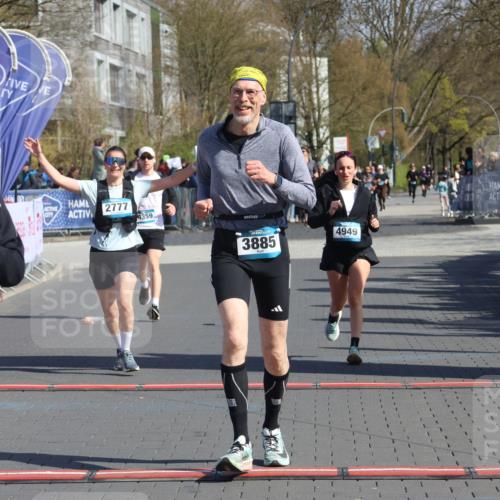 12.04.2026 - 45. Internationalen Wilhelmsburger Insellauf Strokosch-Dieckow http://msf.ph/oto/9460165 12.04.2026 11:07:33 Ziel 3342, 3885, 2777, 4949, 4359 meine-sportfotos.de