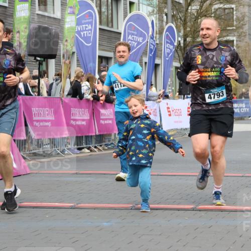 12.04.2026 - 45. Internationalen Wilhelmsburger Insellauf Strokosch-Dieckow http://msf.ph/oto/9460273 12.04.2026 13:19:37 Ziel 5019, 4543, 4793, 5786, 4112, 3071 meine-sportfotos.de