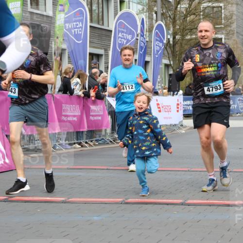 12.04.2026 - 45. Internationalen Wilhelmsburger Insellauf Strokosch-Dieckow http://msf.ph/oto/9460319 12.04.2026 13:19:36 Ziel 5019, 4543, 4793, 5786, 4112 meine-sportfotos.de