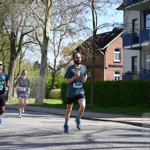 12.04.2026 - 45. Internationalen Wilhelmsburger Insellauf J. Mangold http://msf.ph/oto/9460387 12.04.2026 10:42:47 Ziel 5273, 2724, 2500, 3021, 5751, 5794, 3779, 5840, 2406, 4377, 3086, 3227, 4974, 5705, 2189, 5697, 2813, 4931, 3565, 5337, 2102, 2656, 2104, 5337, 2102, 2656, 2104, 5407, 5286, 2039 meine-sportfotos.de