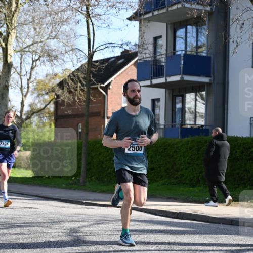 12.04.2026 - 45. Internationalen Wilhelmsburger Insellauf J. Mangold http://msf.ph/oto/9460398 12.04.2026 10:42:48 Ziel 5273, 2724, 2500, 3021, 5751, 5794, 3779, 5840, 2406, 2406, 4377, 3086, 3227, 4974, 5705, 2189, 5697, 2813, 4931, 3565, 5337, 2102, 2656, 2104, 5407, 5286, 2039 meine-sportfotos.de
