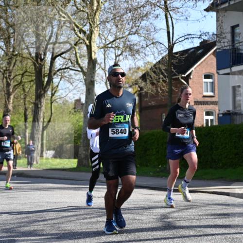 12.04.2026 - 45. Internationalen Wilhelmsburger Insellauf J. Mangold http://msf.ph/oto/9460403 12.04.2026 10:42:49 Ziel 5273, 2724, 2500, 3021, 5751, 5794, 3779, 5840, 2406, 4377, 4377, 3086, 3227, 4974, 5705, 2189, 5697, 2813, 4931, 3565, 5337, 2102, 2656, 2104, 5407, 5286, 2039 meine-sportfotos.de
