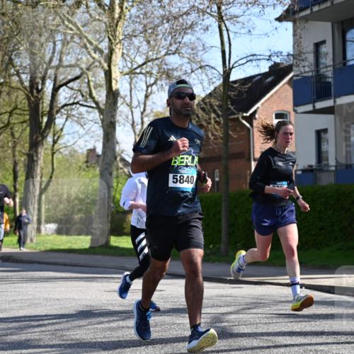 12.04.2026 - 45. Internationalen Wilhelmsburger Insellauf J. Mangold http://msf.ph/oto/9460406 12.04.2026 10:42:49 Ziel 5273, 2724, 2500, 3021, 5751, 5794, 3779, 5840, 2406, 4377, 4377, 3086, 3227, 4974, 5705, 2189, 5697, 2813, 4931, 3565, 5337, 2102, 2656, 2104, 5407, 5286, 2039 meine-sportfotos.de
