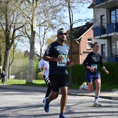 12.04.2026 - 45. Internationalen Wilhelmsburger Insellauf J. Mangold http://msf.ph/oto/9460407 12.04.2026 10:42:49 Ziel 5273, 2724, 2500, 3021, 5751, 5794, 3779, 5840, 2406, 4377, 4377, 3086, 3227, 4974, 5705, 2189, 5697, 2813, 4931, 3565, 5337, 2102, 2656, 2104, 5407, 5286, 2039 meine-sportfotos.de
