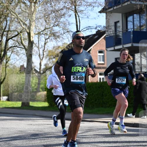 12.04.2026 - 45. Internationalen Wilhelmsburger Insellauf J. Mangold http://msf.ph/oto/9460410 12.04.2026 10:42:49 Ziel 5273, 2724, 2500, 3021, 5751, 5794, 3779, 5840, 2406, 4377, 4377, 3086, 3227, 4974, 5705, 2189, 5697, 2813, 4931, 3565, 5337, 2102, 2656, 2104, 5407, 5286, 2039 meine-sportfotos.de