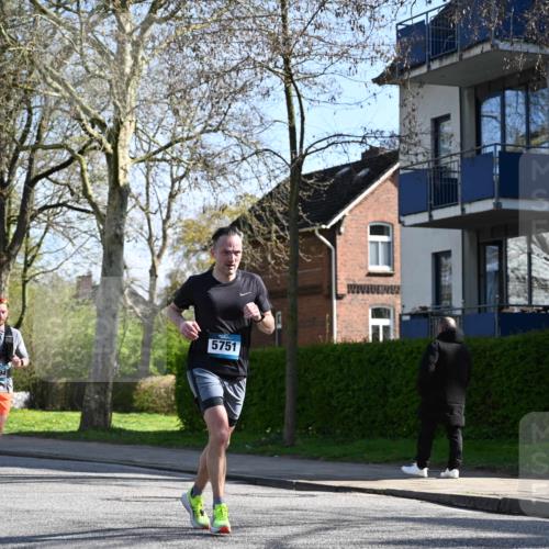 12.04.2026 - 45. Internationalen Wilhelmsburger Insellauf J. Mangold http://msf.ph/oto/9460420 12.04.2026 10:42:51 Ziel 5273, 2724, 2500, 3021, 5751, 5794, 3779, 5840, 2406, 4377, 3086, 3227, 4974, 3227, 4974, 5705, 2189, 5697, 2813, 4931, 3565, 5337, 2102, 2656, 2104, 5407, 5286, 2039 meine-sportfotos.de