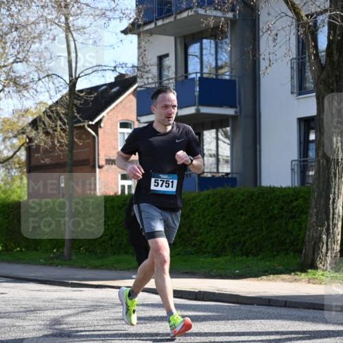 12.04.2026 - 45. Internationalen Wilhelmsburger Insellauf J. Mangold http://msf.ph/oto/9460434 12.04.2026 10:42:52 Ziel 5273, 2724, 2500, 3021, 5751, 5794, 3779, 5840, 2406, 4377, 3086, 3227, 4974, 5705, 5705, 2189, 5697, 2813, 4931, 3565, 5337, 2102, 2656, 2104, 5407, 5286, 5407, 5286, 2039, 3486 meine-sportfotos.de