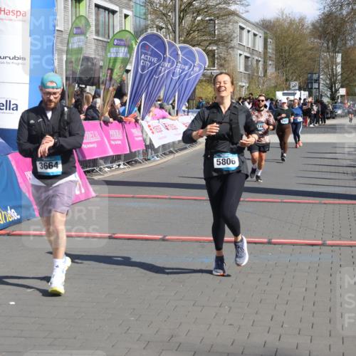 12.04.2026 - 45. Internationalen Wilhelmsburger Insellauf Strokosch-Dieckow http://msf.ph/oto/9460440 12.04.2026 11:07:51 Ziel 5806, 3149, 3967 meine-sportfotos.de