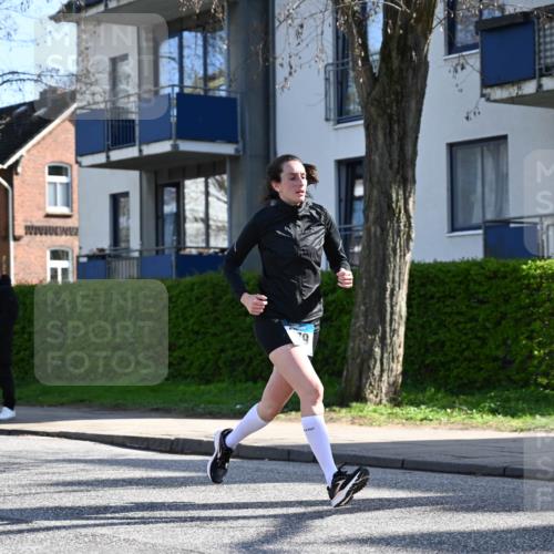 12.04.2026 - 45. Internationalen Wilhelmsburger Insellauf J. Mangold http://msf.ph/oto/9460461 12.04.2026 10:42:55 Ziel 2724, 2500, 3021, 5751, 5794, 3779, 5840, 2406, 4377, 3086, 3227, 4974, 5705, 2189, 5697, 2813, 4931, 3565, 5337, 2102, 2656, 2104, 5407, 5286, 2039, 2039, 3486, 4428 meine-sportfotos.de