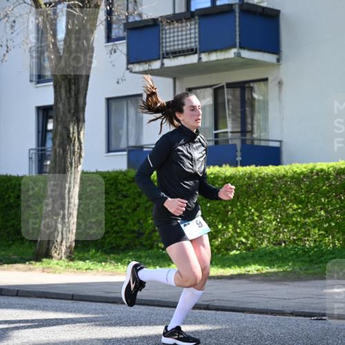 12.04.2026 - 45. Internationalen Wilhelmsburger Insellauf J. Mangold http://msf.ph/oto/9460470 12.04.2026 10:42:55 Ziel 2724, 2500, 3021, 5751, 5794, 3779, 5840, 2406, 4377, 3086, 3227, 4974, 5705, 2189, 5697, 2813, 4931, 3565, 5337, 2102, 2656, 2104, 5407, 5286, 2039, 2039, 3486, 4428 meine-sportfotos.de