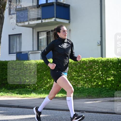 12.04.2026 - 45. Internationalen Wilhelmsburger Insellauf J. Mangold http://msf.ph/oto/9460474 12.04.2026 10:42:55 Ziel 2724, 2500, 3021, 5751, 5794, 3779, 5840, 2406, 4377, 3086, 3227, 4974, 5705, 2189, 5697, 2813, 4931, 3565, 5337, 2102, 2656, 2104, 5407, 5286, 2039, 2039, 3486, 4428 meine-sportfotos.de