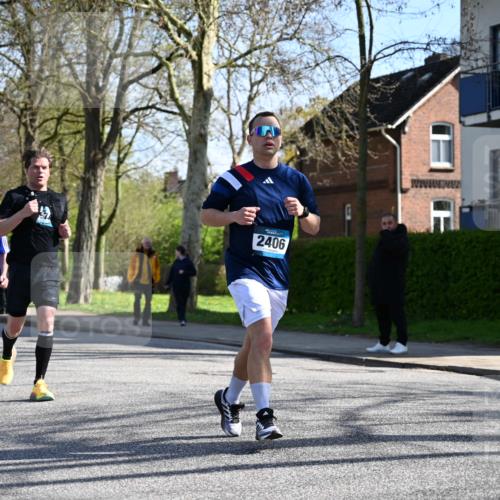 12.04.2026 - 45. Internationalen Wilhelmsburger Insellauf J. Mangold http://msf.ph/oto/9460477 12.04.2026 10:42:58 Ziel 2724, 2500, 3021, 5751, 5794, 3779, 5840, 2406, 4377, 3086, 3227, 4974, 5705, 2189, 5697, 2813, 4931, 3565, 3565, 5337, 2102, 2656, 2104, 5407, 5286, 2039, 3486, 4428, 3022 meine-sportfotos.de