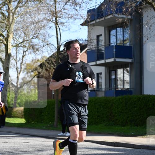 12.04.2026 - 45. Internationalen Wilhelmsburger Insellauf J. Mangold http://msf.ph/oto/9460501 12.04.2026 10:43:00 Ziel 2500, 3021, 5751, 5794, 3779, 5840, 2406, 4377, 3086, 3227, 4974, 5705, 2189, 5697, 2813, 4931, 3565, 5337, 2102, 2656, 2104, 5407, 5286, 2039, 3486, 4428, 3022, 4349 meine-sportfotos.de