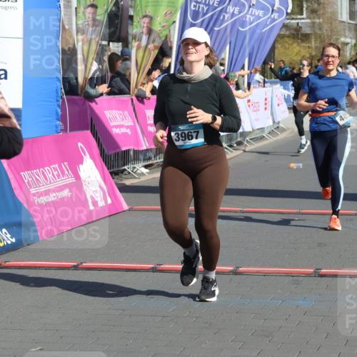 12.04.2026 - 45. Internationalen Wilhelmsburger Insellauf Strokosch-Dieckow http://msf.ph/oto/9460512 12.04.2026 11:07:56 Ziel 3149, 3967, 4856 meine-sportfotos.de