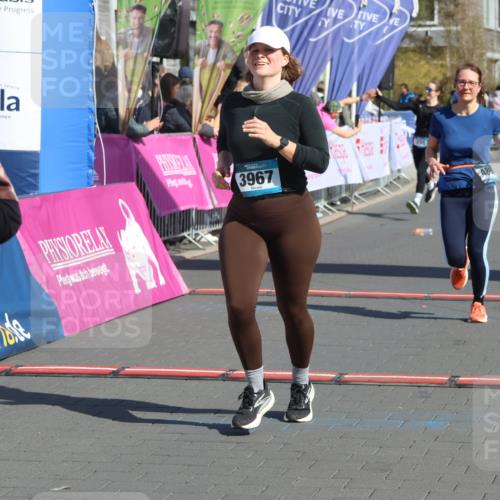 12.04.2026 - 45. Internationalen Wilhelmsburger Insellauf Strokosch-Dieckow http://msf.ph/oto/9460520 12.04.2026 11:07:56 Ziel 3149, 3967, 4856 meine-sportfotos.de
