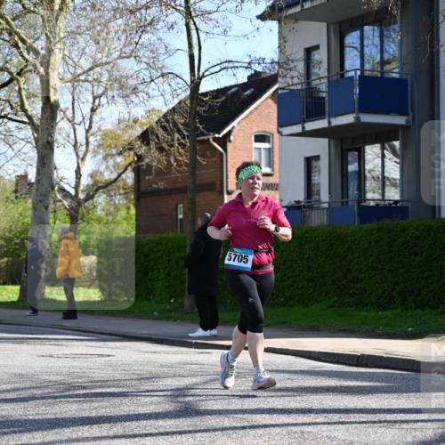 12.04.2026 - 45. Internationalen Wilhelmsburger Insellauf J. Mangold http://msf.ph/oto/9460532 12.04.2026 10:43:03 Ziel 5751, 5794, 3779, 5840, 2406, 4377, 3086, 3227, 4974, 5705, 2189, 5697, 2813, 4931, 3565, 5337, 2102, 2656, 2104, 5407, 5286, 2039, 3486, 4428, 3022, 4349 meine-sportfotos.de
