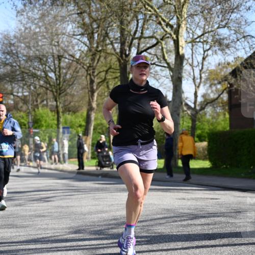 12.04.2026 - 45. Internationalen Wilhelmsburger Insellauf J. Mangold http://msf.ph/oto/9460597 12.04.2026 10:43:11 Ziel 2406, 4377, 3086, 3227, 4974, 5705, 2189, 5697, 2813, 4931, 3565, 5337, 2102, 2656, 2104, 5407, 5286, 2039, 3486, 4428, 3022, 4349, 4349, 2065 meine-sportfotos.de