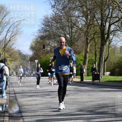 12.04.2026 - 45. Internationalen Wilhelmsburger Insellauf J. Mangold http://msf.ph/oto/9460610 12.04.2026 10:43:12 Ziel 2406, 4377, 3086, 3227, 4974, 5705, 2189, 5697, 2813, 4931, 3565, 5337, 2102, 2656, 2104, 5407, 5286, 2039, 3486, 4428, 3022, 4349, 2065 meine-sportfotos.de