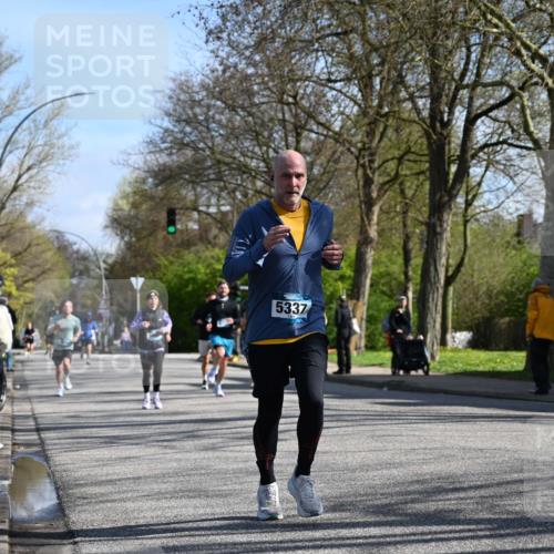 12.04.2026 - 45. Internationalen Wilhelmsburger Insellauf J. Mangold http://msf.ph/oto/9460617 12.04.2026 10:43:12 Ziel 2406, 4377, 3086, 3227, 4974, 5705, 2189, 5697, 2813, 4931, 3565, 5337, 2102, 2656, 2104, 5407, 5286, 2039, 3486, 4428, 3022, 4349, 2065 meine-sportfotos.de