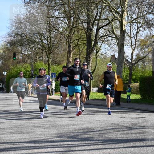 12.04.2026 - 45. Internationalen Wilhelmsburger Insellauf J. Mangold http://msf.ph/oto/9460634 12.04.2026 10:43:15 Ziel 3086, 3227, 4974, 5705, 2189, 5697, 2813, 4931, 3565, 5337, 2102, 2656, 2104, 5407, 5286, 2039, 3486, 4428, 3022, 4349, 2065, 3345, 2073 meine-sportfotos.de
