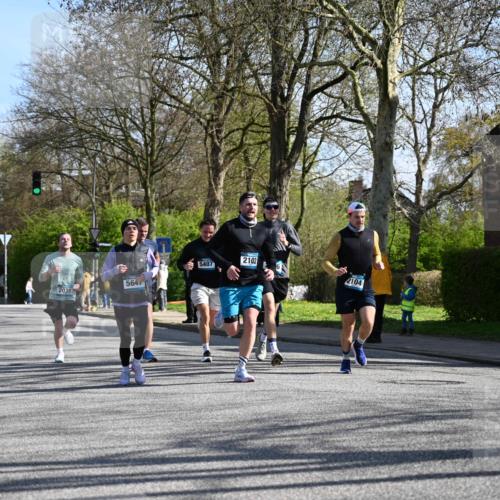 12.04.2026 - 45. Internationalen Wilhelmsburger Insellauf J. Mangold http://msf.ph/oto/9460635 12.04.2026 10:43:15 Ziel 3086, 3227, 4974, 5705, 2189, 5697, 2813, 4931, 3565, 5337, 2102, 2656, 2104, 5407, 5286, 2039, 3486, 4428, 3022, 4349, 2065, 3345, 2073 meine-sportfotos.de