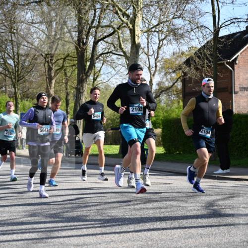 12.04.2026 - 45. Internationalen Wilhelmsburger Insellauf J. Mangold http://msf.ph/oto/9460643 12.04.2026 10:43:16 Ziel 3227, 4974, 5705, 2189, 5697, 2813, 4931, 3565, 5337, 2102, 2656, 2104, 5407, 5286, 2039, 3486, 3486, 4428, 3022, 4349, 2065, 3345, 2073 meine-sportfotos.de