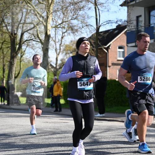 12.04.2026 - 45. Internationalen Wilhelmsburger Insellauf J. Mangold http://msf.ph/oto/9460664 12.04.2026 10:43:18 Ziel 2189, 5697, 2813, 4931, 3565, 5337, 2102, 2656, 2104, 5407, 5286, 2039, 3486, 4428, 3022, 4349, 2065, 3345, 2073 meine-sportfotos.de