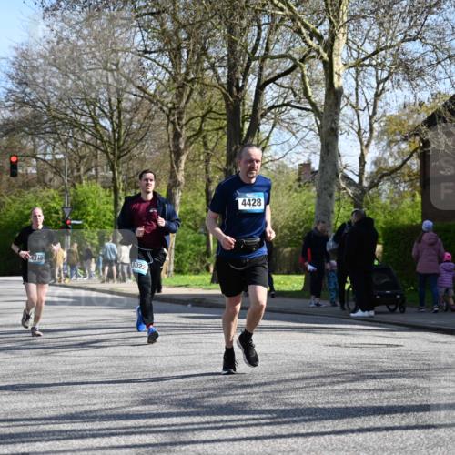 12.04.2026 - 45. Internationalen Wilhelmsburger Insellauf J. Mangold http://msf.ph/oto/9460689 12.04.2026 10:43:31 Ziel 2039, 3486, 4428, 3022, 4349, 2065, 3345, 2073, 4829, 4829, 4062, 5824, 3356 meine-sportfotos.de