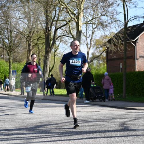 12.04.2026 - 45. Internationalen Wilhelmsburger Insellauf J. Mangold http://msf.ph/oto/9460699 12.04.2026 10:43:32 Ziel 2039, 3486, 4428, 3022, 4349, 2065, 3345, 2073, 4829, 4062, 5824, 3356 meine-sportfotos.de