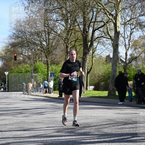 12.04.2026 - 45. Internationalen Wilhelmsburger Insellauf J. Mangold http://msf.ph/oto/9460716 12.04.2026 10:43:34 Ziel 3486, 4428, 3022, 4349, 2065, 3345, 2073, 4829, 4062, 4062, 5824, 3356 meine-sportfotos.de