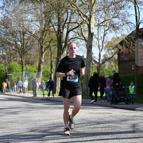 12.04.2026 - 45. Internationalen Wilhelmsburger Insellauf J. Mangold http://msf.ph/oto/9460727 12.04.2026 10:43:34 Ziel 3486, 4428, 3022, 4349, 2065, 3345, 2073, 4829, 4062, 4062, 5824, 3356 meine-sportfotos.de