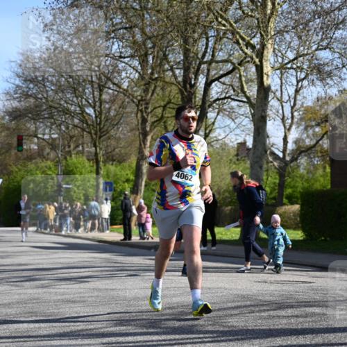 12.04.2026 - 45. Internationalen Wilhelmsburger Insellauf J. Mangold http://msf.ph/oto/9460774 12.04.2026 10:43:56 Ziel 2065, 3345, 2073, 4829, 4062, 5824, 3356, 5766, 5775, 3662, 2911, 4934, 2940, 4815, 4758, 5009, 4906 meine-sportfotos.de