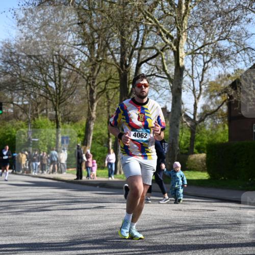 12.04.2026 - 45. Internationalen Wilhelmsburger Insellauf J. Mangold http://msf.ph/oto/9460780 12.04.2026 10:43:56 Ziel 2065, 3345, 2073, 4829, 4062, 5824, 3356, 5766, 5775, 3662, 2911, 4934, 2940, 4815, 4758, 5009, 4906 meine-sportfotos.de