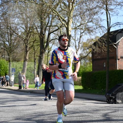 12.04.2026 - 45. Internationalen Wilhelmsburger Insellauf J. Mangold http://msf.ph/oto/9460784 12.04.2026 10:43:57 Ziel 2065, 3345, 2073, 4829, 4062, 5824, 3356, 5766, 5775, 3662, 2911, 4934, 2940, 4815, 4758, 5009, 4906 meine-sportfotos.de