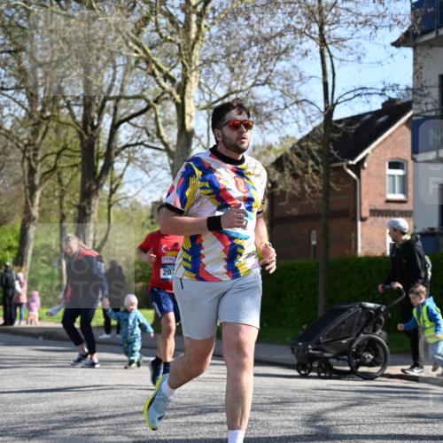 12.04.2026 - 45. Internationalen Wilhelmsburger Insellauf J. Mangold http://msf.ph/oto/9460790 12.04.2026 10:43:57 Ziel 2065, 3345, 2073, 4829, 4062, 5824, 3356, 5766, 5775, 3662, 2911, 4934, 2940, 4815, 4758, 5009, 4906 meine-sportfotos.de
