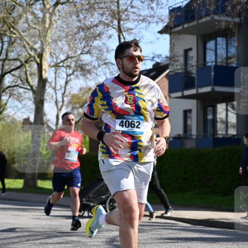 12.04.2026 - 45. Internationalen Wilhelmsburger Insellauf J. Mangold http://msf.ph/oto/9460796 12.04.2026 10:43:57 Ziel 2065, 3345, 2073, 4829, 4062, 5824, 3356, 5766, 5775, 3662, 2911, 4934, 2940, 4815, 4758, 5009, 4906 meine-sportfotos.de