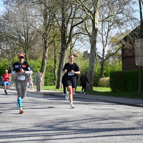 12.04.2026 - 45. Internationalen Wilhelmsburger Insellauf J. Mangold http://msf.ph/oto/9460830 12.04.2026 10:44:16 Ziel 5824, 3356, 5766, 5775, 3662, 2911, 4934, 2940, 4815, 4758, 5009, 4906, 5805, 2920, 3173, 2190, 4914, 5341, 5435, 5563, 2075 meine-sportfotos.de