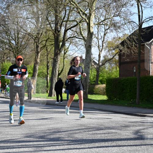 12.04.2026 - 45. Internationalen Wilhelmsburger Insellauf J. Mangold http://msf.ph/oto/9460833 12.04.2026 10:44:16 Ziel 5824, 3356, 5766, 5775, 3662, 2911, 4934, 2940, 4815, 4758, 5009, 4906, 5805, 2920, 3173, 2190, 4914, 5341, 5435, 5563, 2075 meine-sportfotos.de
