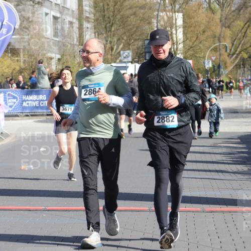 12.04.2026 - 45. Internationalen Wilhelmsburger Insellauf Strokosch-Dieckow http://msf.ph/oto/9460834 12.04.2026 11:08:27 Ziel 2882, 2864, 3671 meine-sportfotos.de
