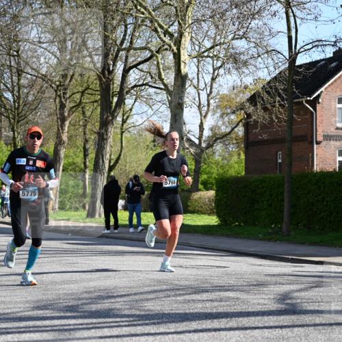 12.04.2026 - 45. Internationalen Wilhelmsburger Insellauf J. Mangold http://msf.ph/oto/9460837 12.04.2026 10:44:16 Ziel 5824, 3356, 5766, 5775, 3662, 2911, 4934, 2940, 4815, 4758, 5009, 4906, 5805, 2920, 3173, 2190, 4914, 5341, 5435, 5563, 2075 meine-sportfotos.de