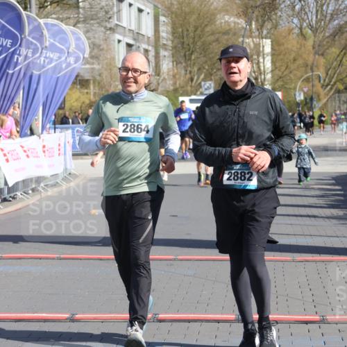 12.04.2026 - 45. Internationalen Wilhelmsburger Insellauf Strokosch-Dieckow http://msf.ph/oto/9460842 12.04.2026 11:08:28 Ziel 2882, 2864, 3671 meine-sportfotos.de