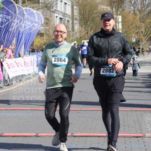 12.04.2026 - 45. Internationalen Wilhelmsburger Insellauf Strokosch-Dieckow http://msf.ph/oto/9460859 12.04.2026 11:08:28 Ziel 2882, 2864, 3671 meine-sportfotos.de