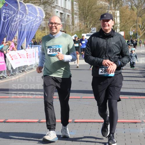 12.04.2026 - 45. Internationalen Wilhelmsburger Insellauf Strokosch-Dieckow http://msf.ph/oto/9460876 12.04.2026 11:08:28 Ziel 2882, 2864, 3671 meine-sportfotos.de