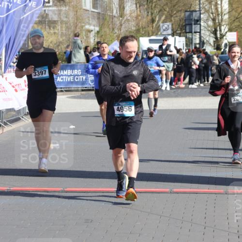 12.04.2026 - 45. Internationalen Wilhelmsburger Insellauf Strokosch-Dieckow http://msf.ph/oto/9460888 12.04.2026 11:08:34 Ziel 4956, 3397, 2800 meine-sportfotos.de