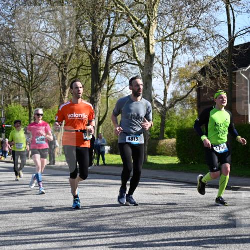 12.04.2026 - 45. Internationalen Wilhelmsburger Insellauf J. Mangold http://msf.ph/oto/9460914 12.04.2026 10:44:29 Ziel 3662, 2911, 4934, 2940, 4815, 4758, 5009, 4906, 5805, 2920, 2920, 3173, 2190, 4914, 5341, 5435, 5563, 2075, 2810, 3408, 4739, 3416, 2899, 4785 meine-sportfotos.de