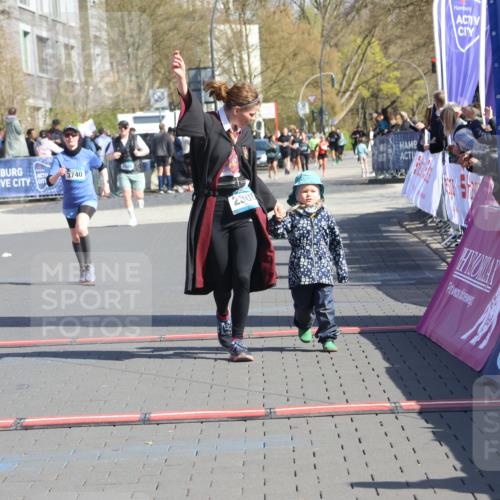 12.04.2026 - 45. Internationalen Wilhelmsburger Insellauf Strokosch-Dieckow http://msf.ph/oto/9460939 12.04.2026 11:08:37 Ziel 4956, 3397, 2800, 4977, 3740 meine-sportfotos.de